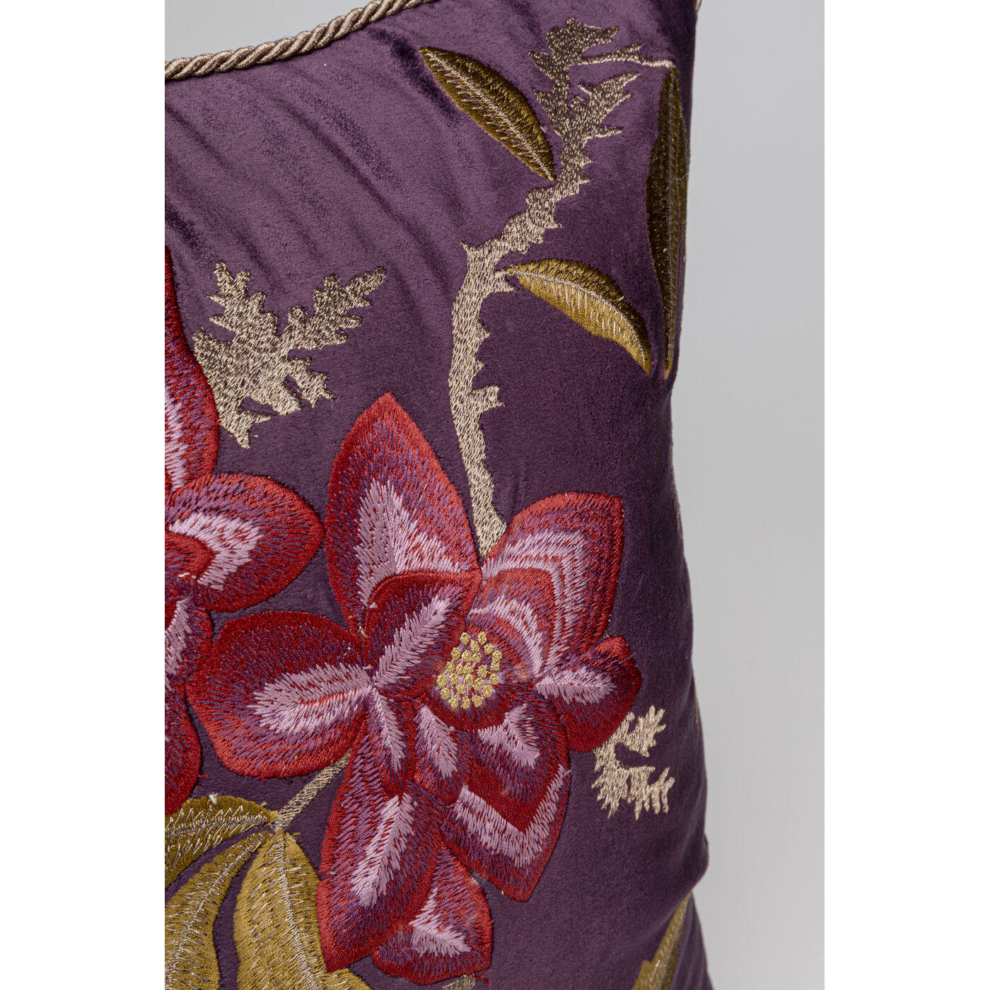 Подушка Lovely Flowers «Нежные цветы» 50x50 см, Фиолетовый от KARE Design