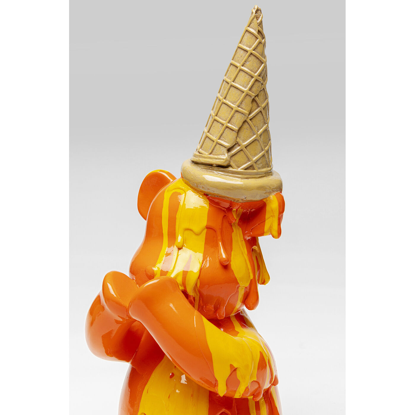 Фигура декоративная Sitting Gelato Bear «Сидячий мишка с мороженым» 37 см, Оранжевый от KARE Design