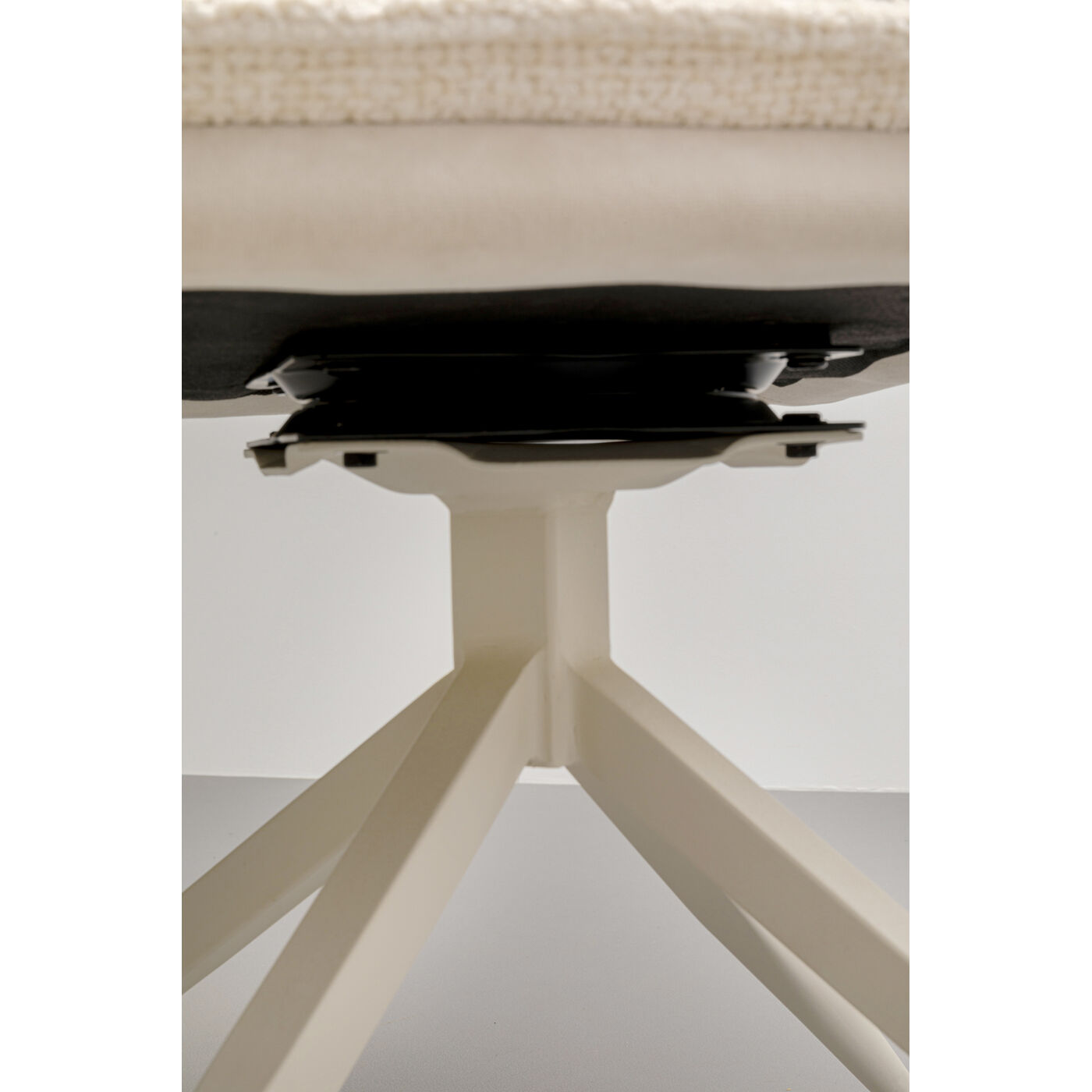 Кресло вращающееся Hilla White от KARE Design