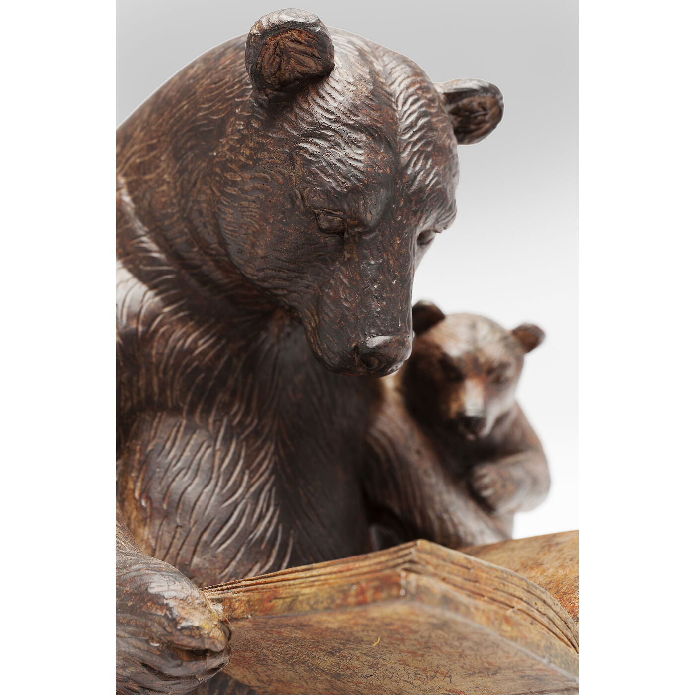 Фигура декоративная Reading Bear «Читающий медведь» от KARE Design