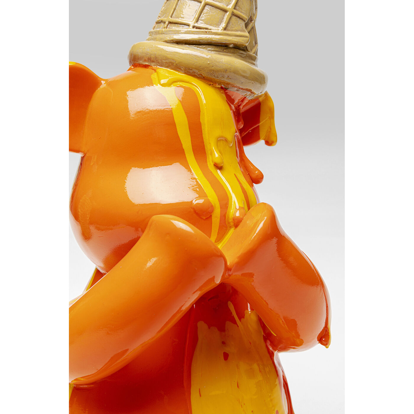 Фигура декоративная Sitting Gelato Bear «Сидячий мишка с мороженым» 37 см, Оранжевый от KARE Design