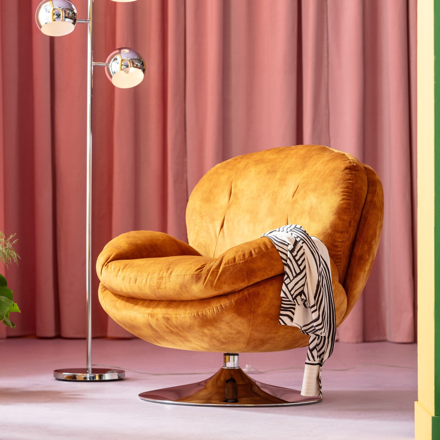 Кресло вращающееся с подлокотниками Cosy Amber от KARE Design