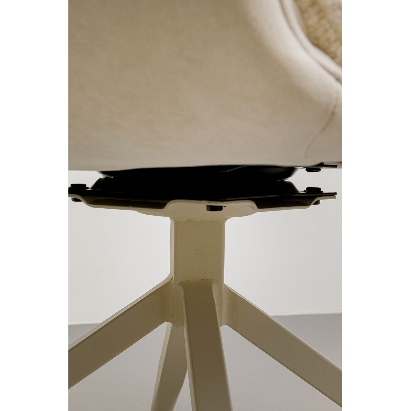 Кресло вращающееся Hilla White от KARE Design
