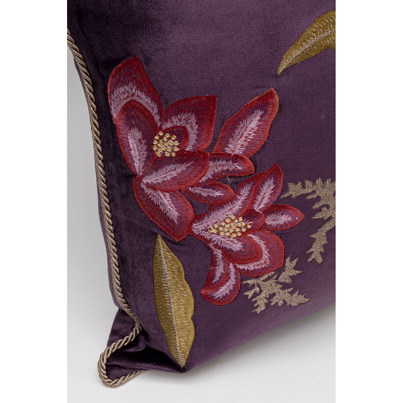 Подушка Lovely Flowers «Нежные цветы» 50x50 см, Фиолетовый от KARE Design
