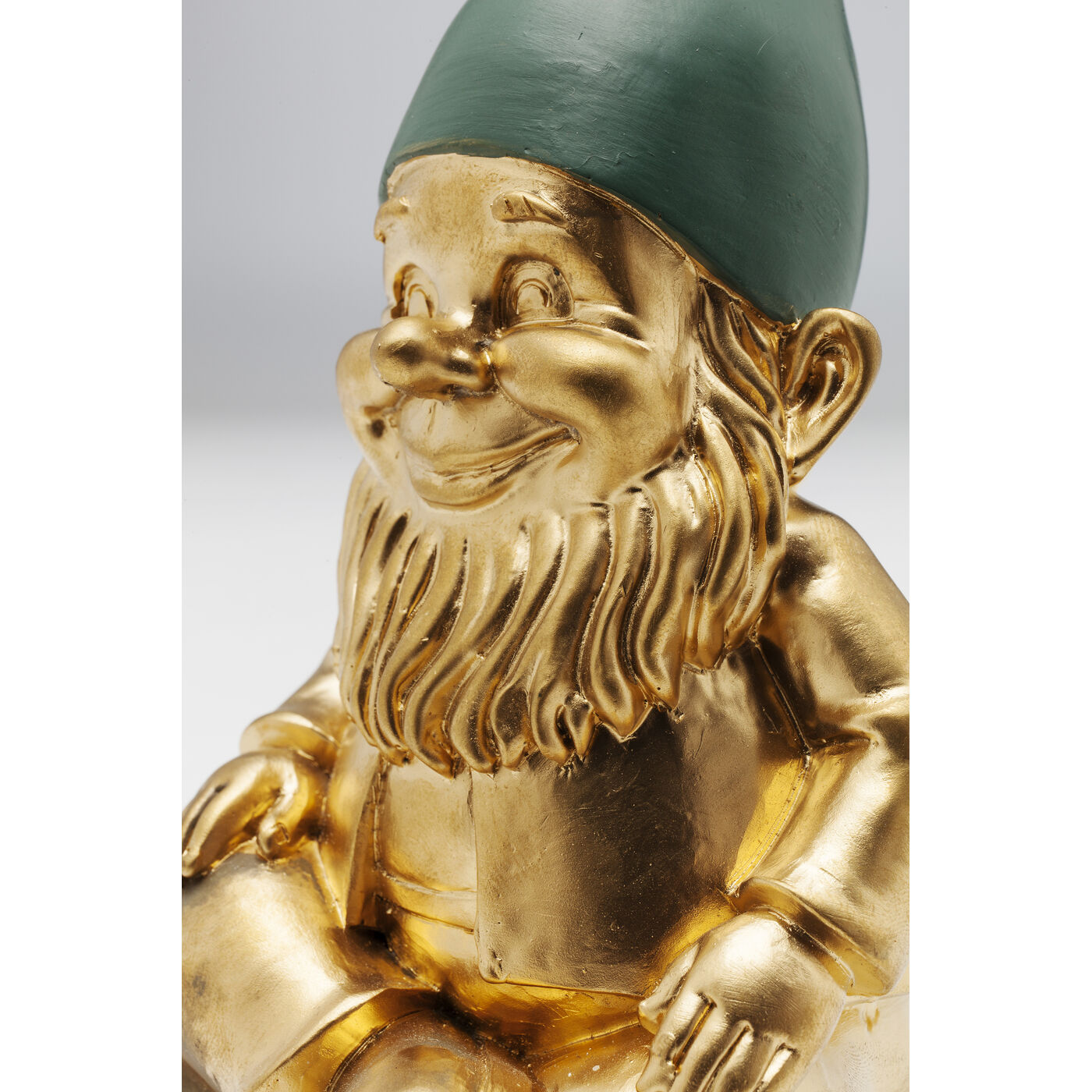Фигура декоративная Zwerg Sitting Gold Green «Сидячий золото-зелёный гном» 19 см от KARE Design
