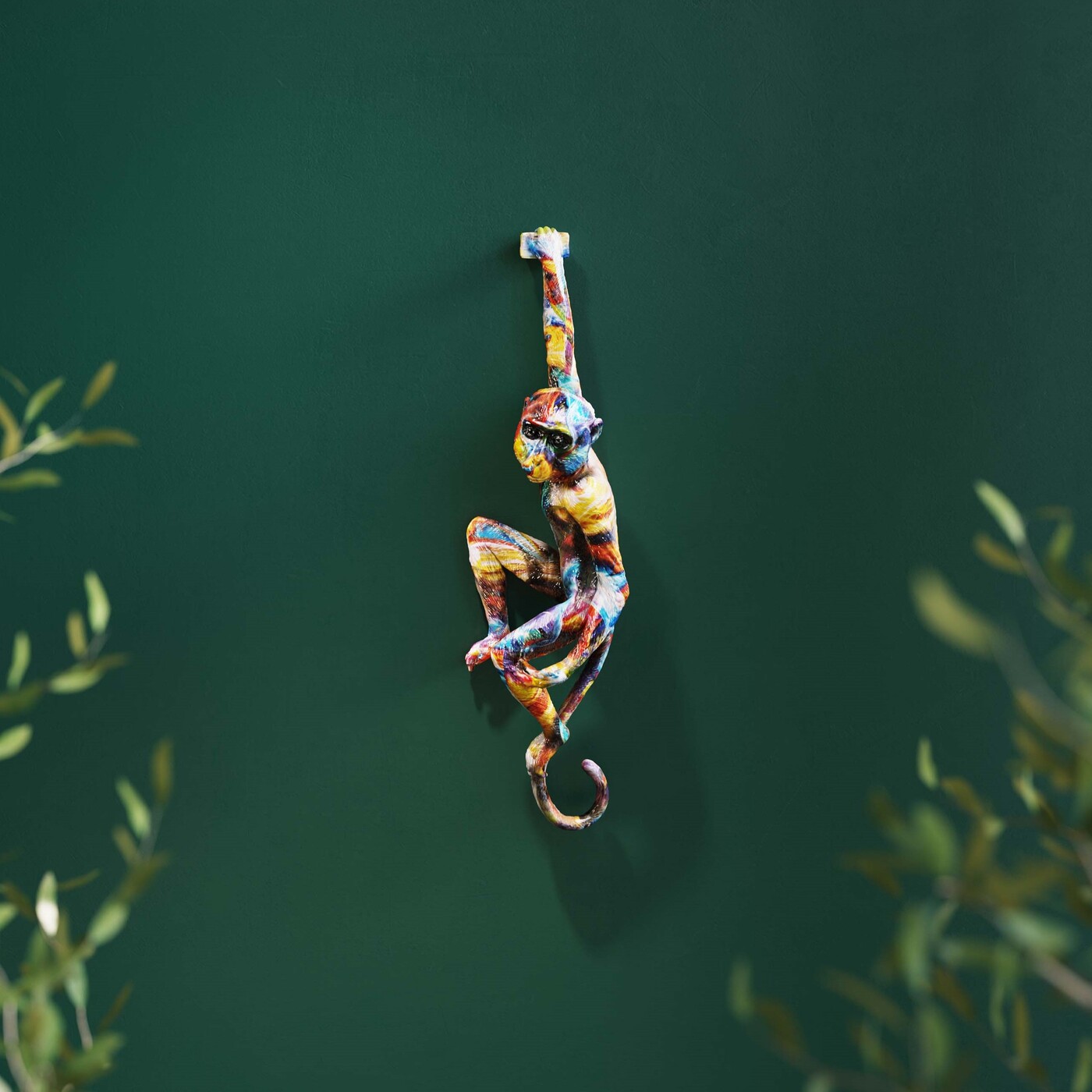 Украшение на стену Hanging Ape Colorful «Разноцветная висящая обезьяна» от KARE Design